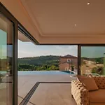Kim Villa *