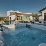 Kim Villa *